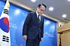 Heo Cheol-hoon, secretary general of the National Election Commission, bows his head as he apologizes for ballot shortages at the commission's headquarters in Gwacheon, Gyeonggi on Wednesday. [NEWS1]