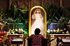 A woman kneels in prayer before a painting of Jesus Christ inside St. Patrick's Cathedral in New York City on April 13. [REUTERS/YONHAP]