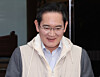 Samsung Electronics Chairman Lee Jae-yong arrives at Seoul Gimpo Business Aviation Center in Gangseo District, western Seoul, on March 13 after completing a business trip to Europe. [YONHAP]