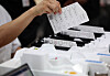 Officials demonstrate election equipment, including ballot-sorting machines, during a training session in Daegu on April 16. [YONHAP]
