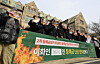 Ewha Womans University students hold a press conference opposing tuition hikes in front of the university’s main building in Seodaemun District, western Seoul, on Jan. 26. [NEWS1]