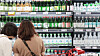 Shoppers browse soju products on display at a grocery store in Seoul. [YONHAP]