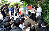 A group of protesters stages a rally in front of the residence of Samsung Electronics Executive Chairman Lee Jae-yong in central Seoul on May 21. The group denounced the recent labor deal between management and workers as ″illegitimate.″ [YONHAP]