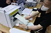 Election officials demonstrate early voting procedures at a community service center in Jong District, central Seoul, on May 28. [YONHAP]