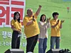 Ronald McDonald House Charities (RMHC) Korea Chairman Jeffrey Jones, second from left, lifts his fists up as he speaks during the ″2026 McDonald's Happy Walk″ event at Incheon on May 24. McDonald's Korea Managing Director Kim Ki-won, second from right, and actor Son Ho-jun, right, claps along as the crowd congratulates the establishment of a second house of the charity organization. [KIM MIN-YOUNG]