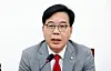 People Power Party floor leader Song Eon-seog speaks during a meeting at the National Assembly in Yeouido, western Seoul, on April 27. Song has fiercely criticized the Unification Ministry's call for South Korea to consider calling the North by its preferred name, 'Joseon.' [YONHAP]