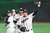 Korean pitcher Ryu Hyun-jin, right, throws a ball during practice for the World Baseball Classic at Tokyo Dome in Tokyo on March 4. [YONHAP]