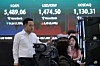 Currency traders work near a screen showing the Kospi, top left, and the foreign exchange rate between the dollar and won, top center, at the foreign exchange dealing room of the Hana Bank headquarters in central Seoul on March 6. [AP/YONHAP]
