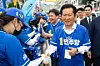 Democratic Party leader Jung Chung-rae, front right, encourages campaign workers in Gongju, South Chungcheong, on May 27. [NEWS1]