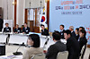 President Lee Jae Myung, fourth from left, speaks at a meeting with executives from major conglomerates and small- and medium-sized enterprises at the Blue House in central Seoul on March 10. [JOINT PRESS CORPS]