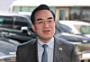 Democratic Party Rep. Park Hong-keun answers reporters’ questions as he arrives for an interview for metropolitan mayoral candidates at the party’s headquarters in Yeouido, western Seoul, on Feb. 23. [YONHAP]