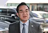 Democratic Party Rep. Park Hong-keun answers reporters’ questions as he arrives for an interview for metropolitan mayoral candidates at the party’s headquarters in Yeouido, western Seoul, on Feb. 23. [YONHAP]