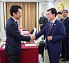 Defense Minister Ahn Gyu-back, right, shakes hands with Japanese Defense Minister Shinjiro Koizumi during the Shangri-La Dialogue held in Singapore on May 30. [MINISTRY OF NATIONAL DEFENSE]