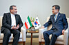 Korea's Foreign Minister Cho Hyun, right, meets with Iranian Foreign Minister Abbas Araghchi in New York on Sept. 26, 2025. [MINISTRY OF FOREIGN AFFAIRS]