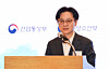 Industry Minister Kim Jung-kwan speaks during an event for marine and shipbuilding industry in central Seoul on April 28. [NEWS1]