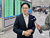 Minister of Trade, Industry and Resources Kim Jung-kwan talks to reporters at Dulles International Airport in Virginia on May 6. [YONHAP]