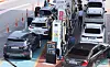 Cars flock to gas stations in southern Seoul on March 26, a day ahead of the government’s second announcement of a fuel price cap. [NEWS1]