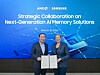 Samsung Electronics co-CEO Jun Young-hyun, in charge of the company's semiconductor business, left, and AMD CEO Lisa su poses for a photo after a signing ceremony held in Samsung Electronics' Pyoengtaek campus in Gyeonggi on March 18. [SAMSUNG ELECTRONICS]