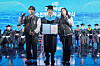 Song Byeong-kug, the president of Soonchunhyang University, center, takes a photo with the new International College's freshmen. [SOONCHUNHYANG UNIVERSITY]