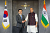 Defense Minister Ahn Gyu-back, left, poses for a photo while shaking hands with Indian Defense Minister Rajnath Singh at the Ministry of National Defense in Yongsan District, central Seoul, on May 20. [MINISTRY OF NATIONAL DEFENSE]