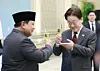 Korean President Lee Jae Myung, right, and Indonesian President Prabowo Subianto toast at the state luncheon at the Blue House in central Seoul on April 1. [JOINT PRESS CORPS]