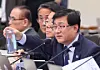 Minister of Climate, Energy and Environment Kim Sung-hwan holds a polyethylene terephthalate can during a cabinet meeting at the Blue House on April 28. [YONHAP]