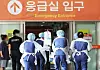 Emergency resident doctors are busy treating a patient in this 2024 file photo. [YONHAP]