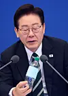 President Lee Jae Myung holds a plastic bottle that can be fully recycled at a Cabinet meeting at the Blue House on April 28.[NEWS1]