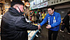 Chong Won-o, the Democratic Party's candidate for Seoul mayor, right, greets a shopkeeper at a market in Jungnang District, northern Seoul, on April 9. [YONHAP]