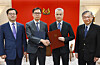 Korean Trade Minister Yeo Han-koo, second from left, and Singapore's Deputy Prime Minister and Minister for Trade and Industry Gan Kim Yong, second from right, attend the signing ceremony of the terms of reference for negotiations on improving their bilateral free trade agreement (FTA) in Singapore on April 28 in this photo provided by Yeo's office. [YONHAP]
