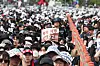 Members of Samsung Electronics-affiliated labor unions calls on the company to scrap a longstanding cap on bonuses during a massive rally inside the company's campus in Pyeongtaek, Gyeonggi, on April 23. [YONHAP]