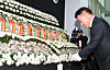 Interior Minister Yun Ho-jung pays his respects at a joint memorial altar, set up on the first floor of Daejeon Metropolitan City Hall in Daejeon, on March 23. The altar is for the victims of a factory fire at an auto parts plant, which broke out on March 20. [NEWS1]