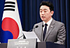 Presidential chief of staff Kang Hoon-sik speaks during a briefing at the Blue House in Jongno District, central Seoul, on March 18. [JOINT PRESS CORPS]