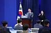 Presidential chief of staff Kang Hoon-sik, center, speaks during a briefing at the Blue House in Jongno District, central Seoul, on March 18. [YONHAP]