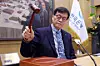 Bank of Korea Governor Rhee Chang-yong strikes the gavel during a Monetary Policy Board meeting at the central bank’s headquarters in central Seoul on Jan. 15. [NEWS1]