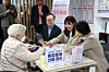 A senior citizen registers for the new community-based integrated care program at a community service center in Geuncheon District, southern Seoul, on March 27. [YONHAP]