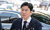 HYBE Chairman Bang Si-hyuk appears at the financial crimes investigation division of the Seoul Metropolitan Police Agency in western Seoul on Sept. 15, 2025. [YONHAP]