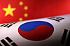 Flags of China on the top and Korea on the bottom [REUTERS/YONHAP]