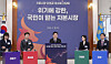 President Lee Jae Myung, center, speaks during a public-private roundtable to review measures to reform and stabilize capital markets at the Blue House in central Seoul on March 18. The roundtable included business executives, investors, experts and government officials. [JOINT PRESS CORPS]