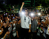 Independent candidate Han Dong-hoon greets supporters on June 4 at his campaign office in Busan's Buk District after his by-election win is confirmed. [YONHAP]