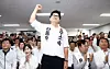 Independent candidate Han Dong-hoon raises his fist early on June 4 at his campaign office in Busan's Buk District after his win in the National Assembly by-election is confirmed. [NEWS1]