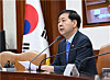 Finance Minister Koo Yun-cheol speaks during a meeting with economy-related ministers in Seoul on May 15. [YONHAP]