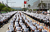 Union members chant slogans during a rally organized by Samsung Electronics’ joint labor strike in front of the company’s Pyeongtaek campus in Gyeonggi on April 23, calling for greater transparency in the bonus system and the removal of payout caps. [YONHAP]