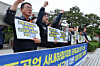 Members of the Korean Metal Workers’ Union hold a press conference on May 21 after the Supreme Court ruled in favor of HD Hyundai Heavy Industries in a lawsuit filed by the union. [YONHAP]
