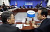 First Vice Finance Minister Lee Hyoung-il, right, speaks with Kwon Dae-young, the vice chairman of the Financial Services Commission, during the ruling Democratic Party's task force meeting on the Middle East crisis at the National Assembly in Seoul on March 16. [YONHAP]