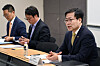 Trade Minister Yeo Han-koo, right, speaks at a meeting with Korean companies operating in Mexico in Seoul on May 8. [MINISTRY OF TRADE, INDUSTRY AND RESOURCES]