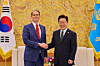 President Lee Jae Myung, right, and U.S. Treasury Secretary Scott Bessent meet at the Blue House in Jongno District, central Seoul, on May 13. [JOINT PRESS CORPS]