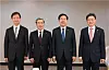 Financial Supervisory Service Gov. Lee Chan-jin, left, Bank of Korea Gov. Shin Hyun-song, second from left, Finance Minister Koo Yun-cheol, third from left, and Financial Services Commission Chairman Lee Eog-weon pose for a photo in Seoul on June 4. [YONHAP]