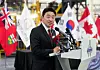 Presidential chief of staff Kang Hoon-sik, left, speaks to employees as he visits Martinrea International, in Woodbridge, Ontario, Canada, on Monday, June 1. [AP/YONHAP]