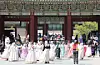 Tourists are seen inside the Gyeongbok Palace in central Seoul on April 16, 2026. [YONHAP]